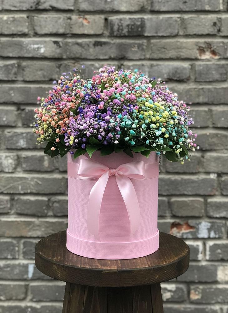 Цветочная композиция из Гипсофила и Розы в шляпной коробке в Заветном