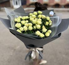 Букет Белые кустовые розы Солинеро в Заветном