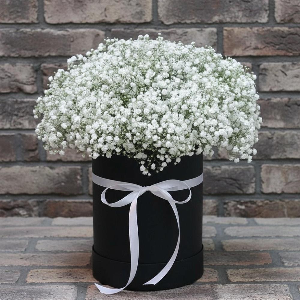 Цветочная композиция из Гипсофила в шляпной коробке в Заветном