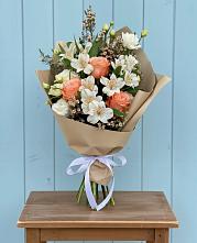 Букет цветов из:  Альстромерии, Лизиантусы, Розы и Хризантемы #REPLACE_PRED# Заветном