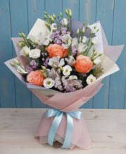 Букет цветов из:  Лизиантусы, Розы, Альстромерии и Гипсофила в Заветном