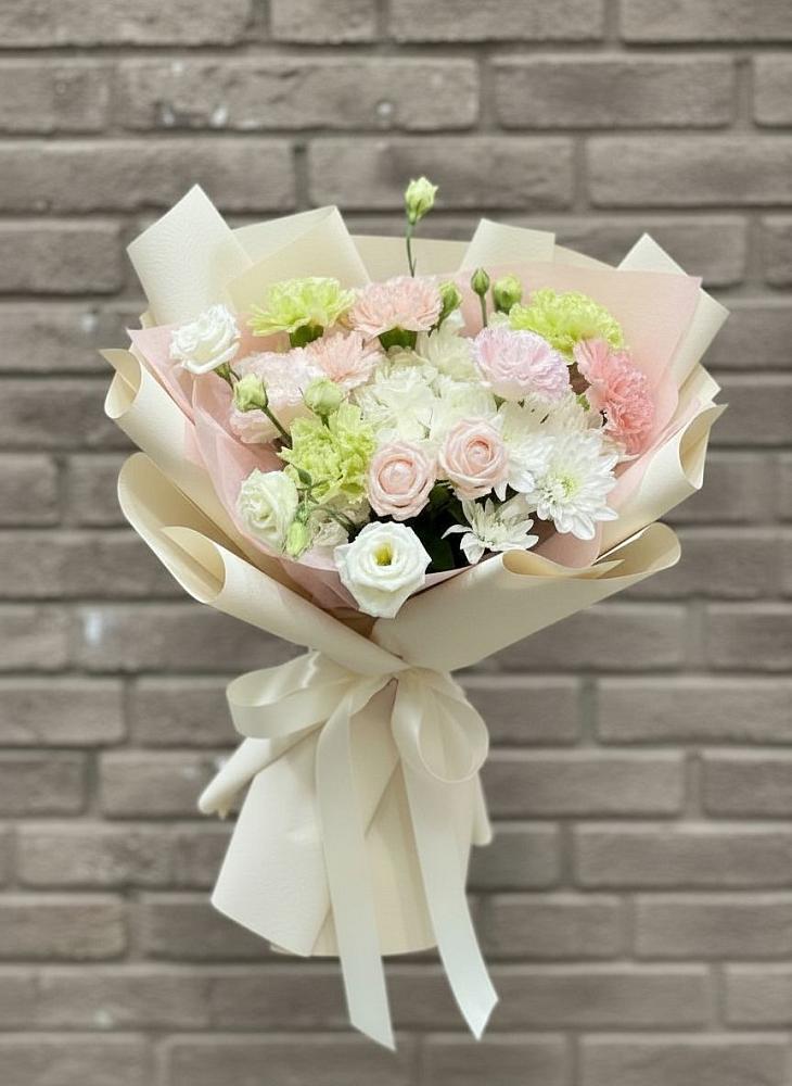 Букет цветов из: Гвоздики, Розы, Лизиантусы и Хризантемы в Заветном