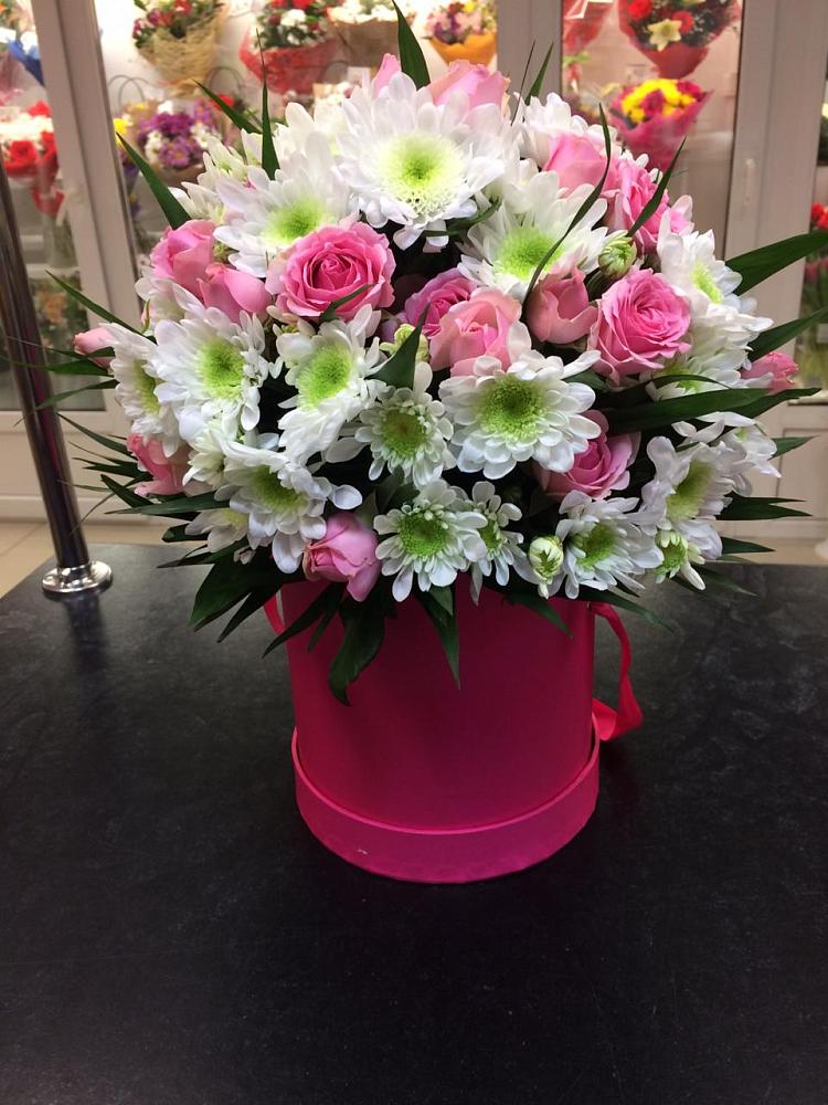 Цветочная композиция из Розы и Хризантемы в шляпной коробке в Заветном