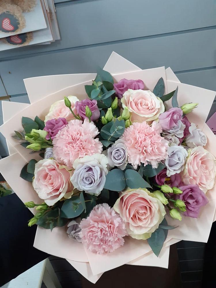 Букет цветов из: Розы, Гвоздики и Лизиантусы в Заветном